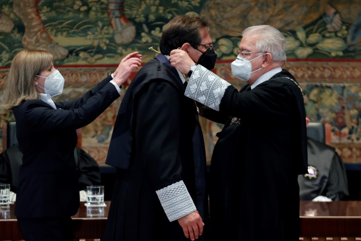 El magistrado Enrique Arnaldo (c) toma posesión como nuevo juez del Tribunal Constitucional ante el presidente saliente del órgano, Juan José González Rivas. (EFE)