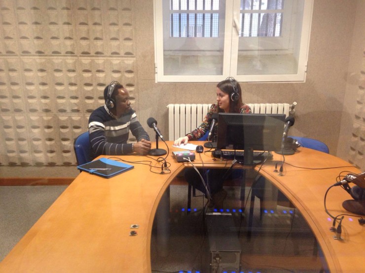 Periodista de Radio Unizar grabando una entrevista para la sección "Con Mucha Miga".