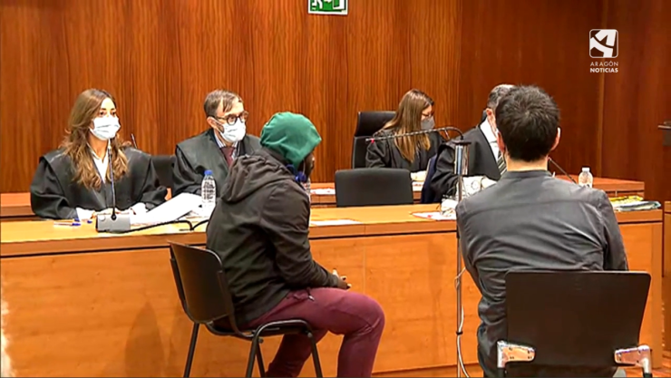 El ya condenado, cubierto con una capucha, durante una de las sesiones del juicio.