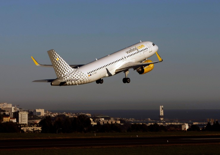 Un avión despega desde el aeropuerto de A Coruña. EFE.