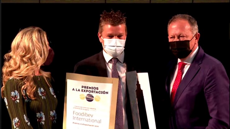 El representante de Foodibev International recoge el premio Gran Empresa.