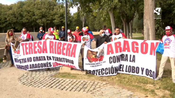 Manifestantes de UAGA a las puertas de la Aljafería, en Zaragoza.