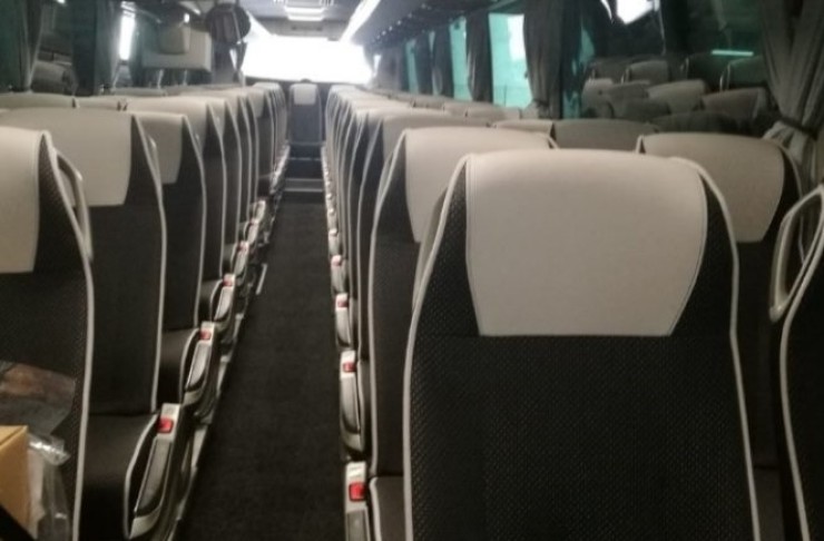 Asientos vacíos en un autobús de viajeros. (Foto: EP)