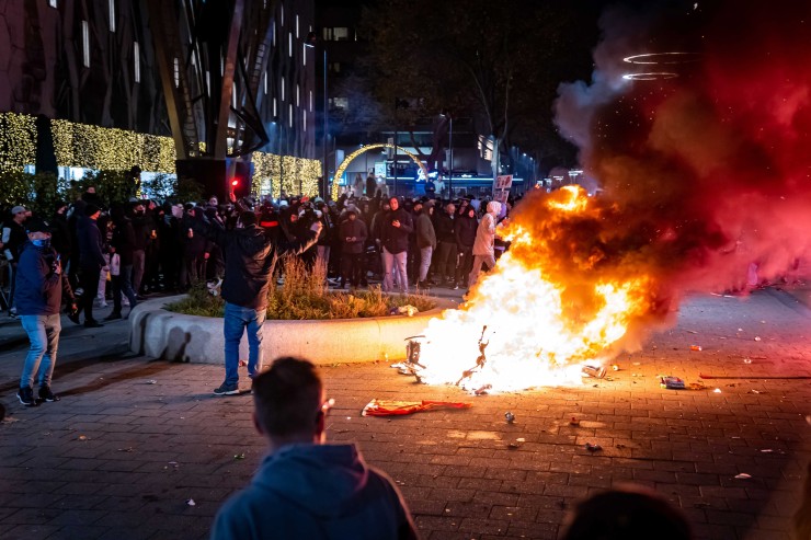 Una moto arde durante las protestas de este viernes en Róterdam (Países Bajos). (Foto: EFE)