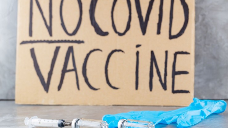 Cartel de oposición a la vacuna contra la COVID-19.