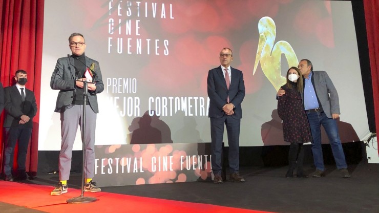 El director Ignacio Estaregui, sobre el escenario con su premio por 'En Racha'.