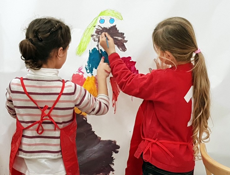 Dos niñas en un taller infantil. (Foto: Europa Press)