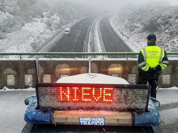 Un coche de Tráfico avisa del peligro por nieve a los conductores. (Foto: Europa Press)