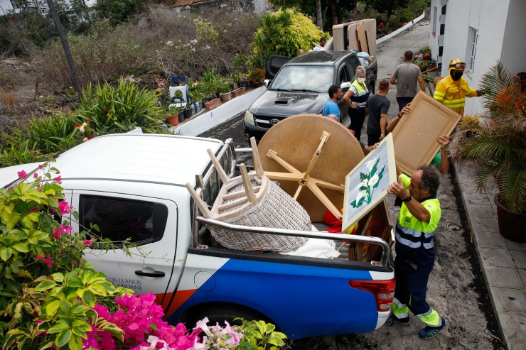 Imagen de varias personas desaojando una casa en La Palma. (Foto: EP)