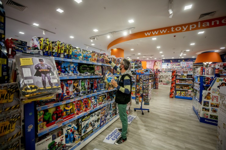 Un empleado de una tienda de juguetes coloca los artículos. Foto: Ricardo Rubio/Europa Press