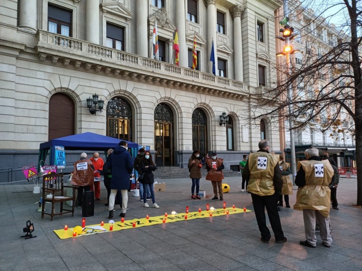 Miembros de Adicae en la preparación de la representación que han realizado en la plaza de España de Zaragoza, en protesta por la subida de la luz. (EP)