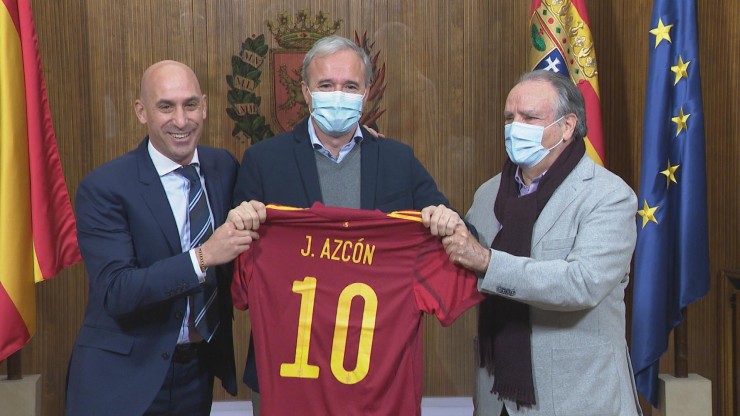 Jorge Azcón recibe la camiseta de la Selección Española de Fútbol de parte de Luis Rubiales