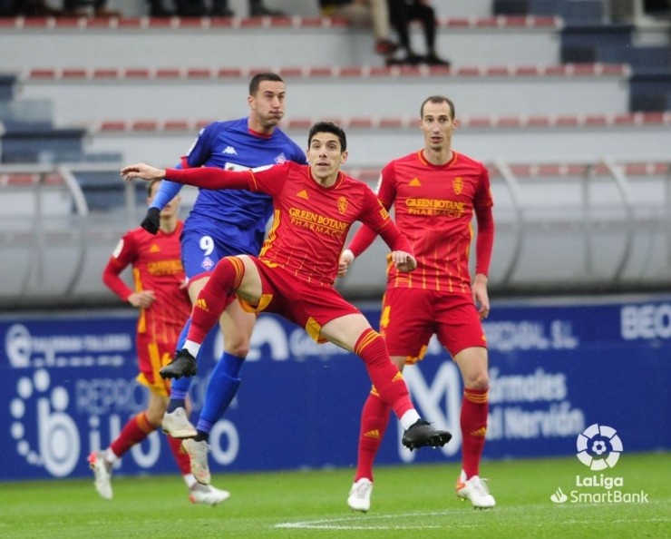 Fran Gámez disputa un balón durante el partido. Foto: LaLiga