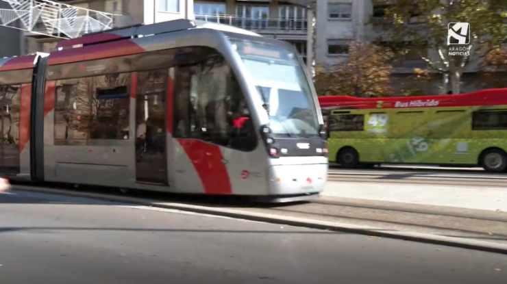 Una imagen del tranvía y el autobús urbano de Zaragoza.