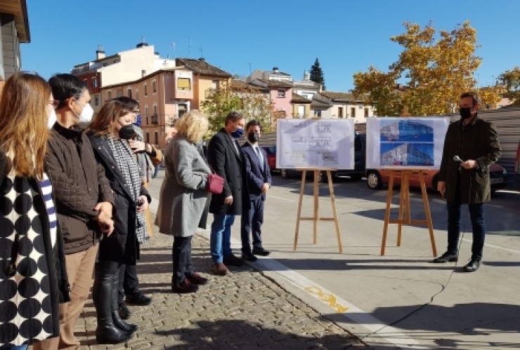 El consejero de Vertebración, José Luis Soro, y el alcalde de Huesca, Luis Felipe, este jueves durante la presentación del proyecto frente al solar del antiguo cuartel de La Merced. (GOBIERNO DE ARAGÓN)