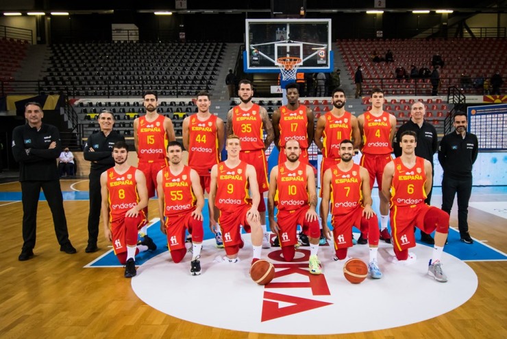 Jaime Pradilla posa junto a sus compañeros de la selección española. Foto: FIBA