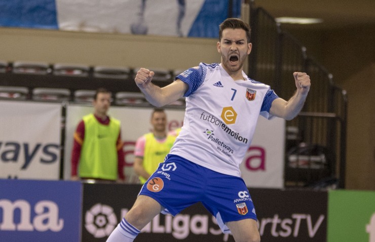 Javi Alonso celebra un gol con el Fútbol Emotion Zaragoza.