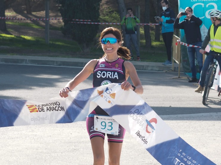 Leti Soria cruza la meta en primera posición en categoría femenina.