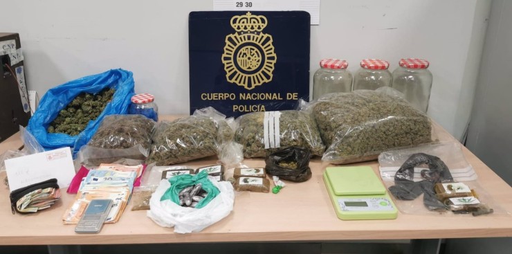 La Policía interviene más de cuatro kilos de marihuana, hachís y otras sustancias.