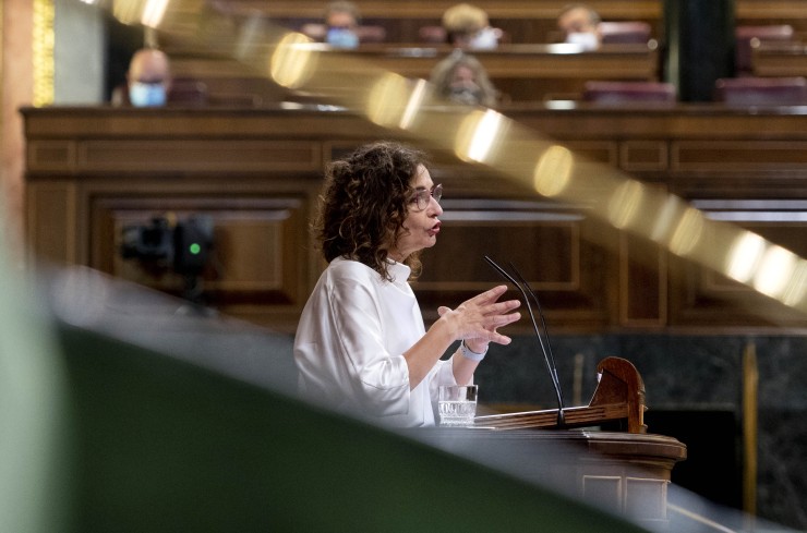 La ministra de Hacienda, María Jesús Montero, interviene en una sesión plenaria en el Congreso.
