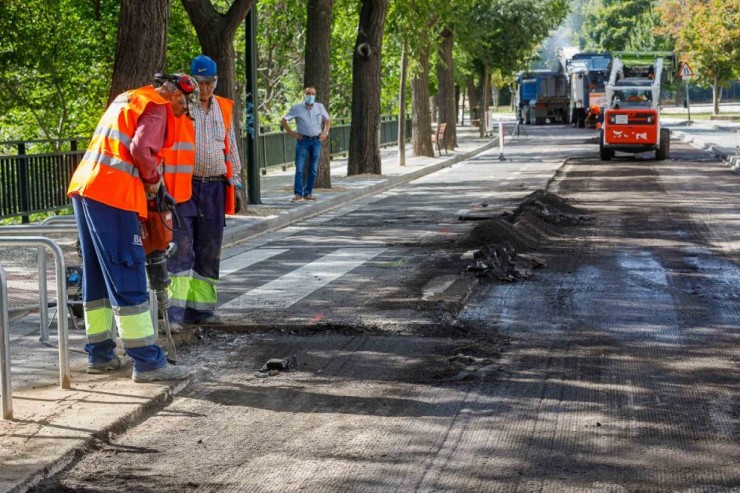 Trabajos de asfaltado en una calle de Zaragoza.
