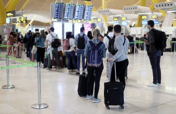 Varios pasajeros en la terminal T4 del Aeropuerto Adolfo Suárez - Madrid Barajas. / Europa Press