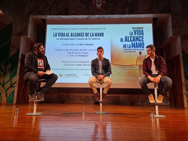 El futbolista Álex Sánchez, en el centro, durante la presentación de su nuevo libro. A la derecha, su amigo y también futbolista, Ander Herrera.