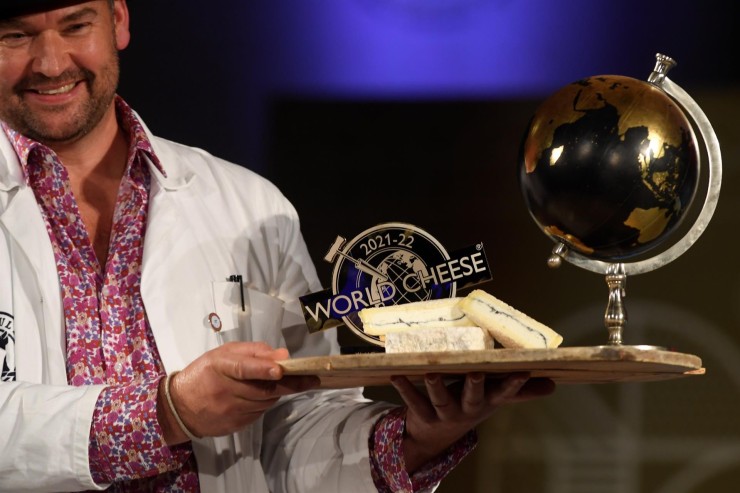 Olavidia, de la quesería Quesos y Besos, ubicada en Guarromán (Jaén), se ha alzado con el premio al mejor queso del mundo en el World Cheese Awards (WCA) 2021 que se celebra en Oviedo. (EFE/ Eloy Alonso).