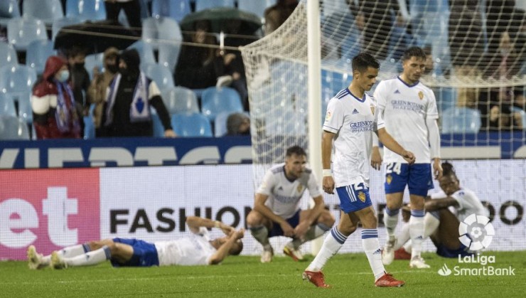 Los jugadores del Real Zaragoza se lamentan del gol encajado en el descuento ante el Mirandés.