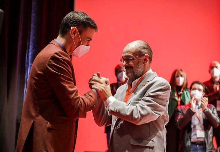 Saludo de Pedro Sánchez y Javier Lambán al inicio del Congreso regional.