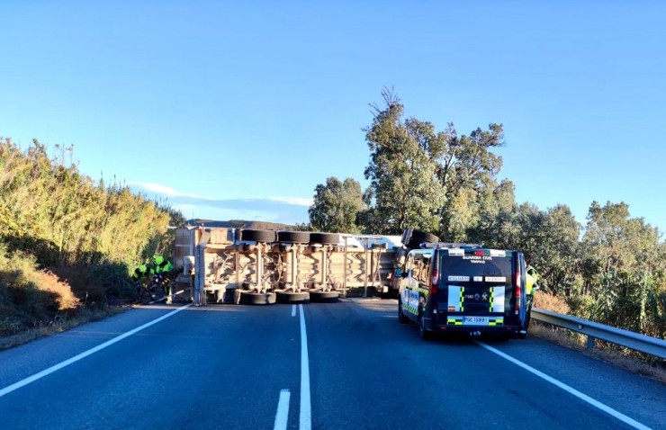 Uno de los camiones ha quedado cruzado en la calzada. (Foto: Guardia Civil Huesca).