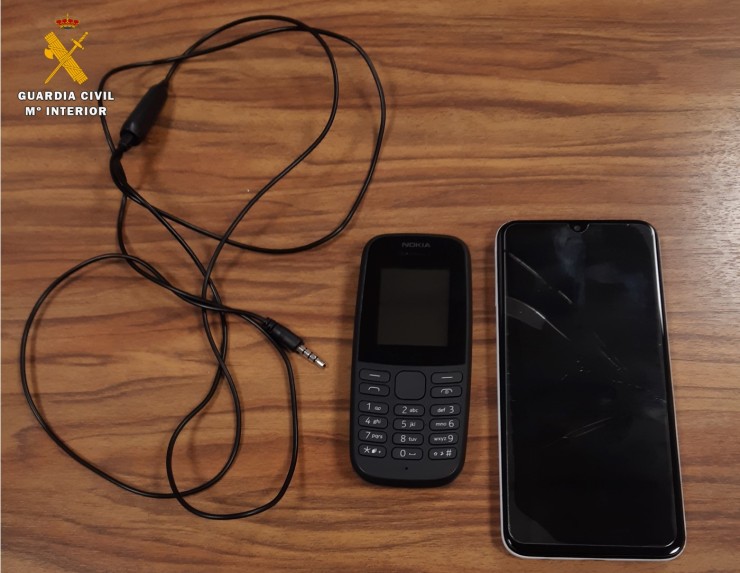 Imagen de los dispositivos que usaban para conseguir las respuestas del examen (Foto: Guardia Civil).