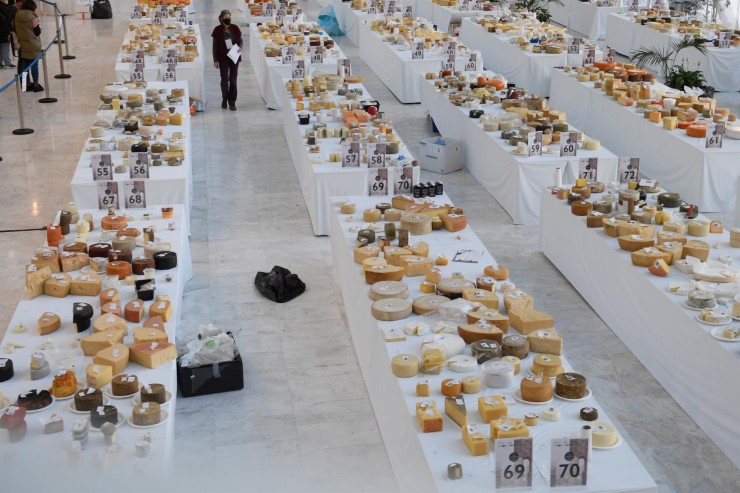 Oviedo ha sido la capital mundial del queso al acoger el World Cheese Awards (WCA) 2021, que ha reunido a más de 4.000 quesos de 48 países de los cinco continentes. (EFE/ Eloy Alonso).