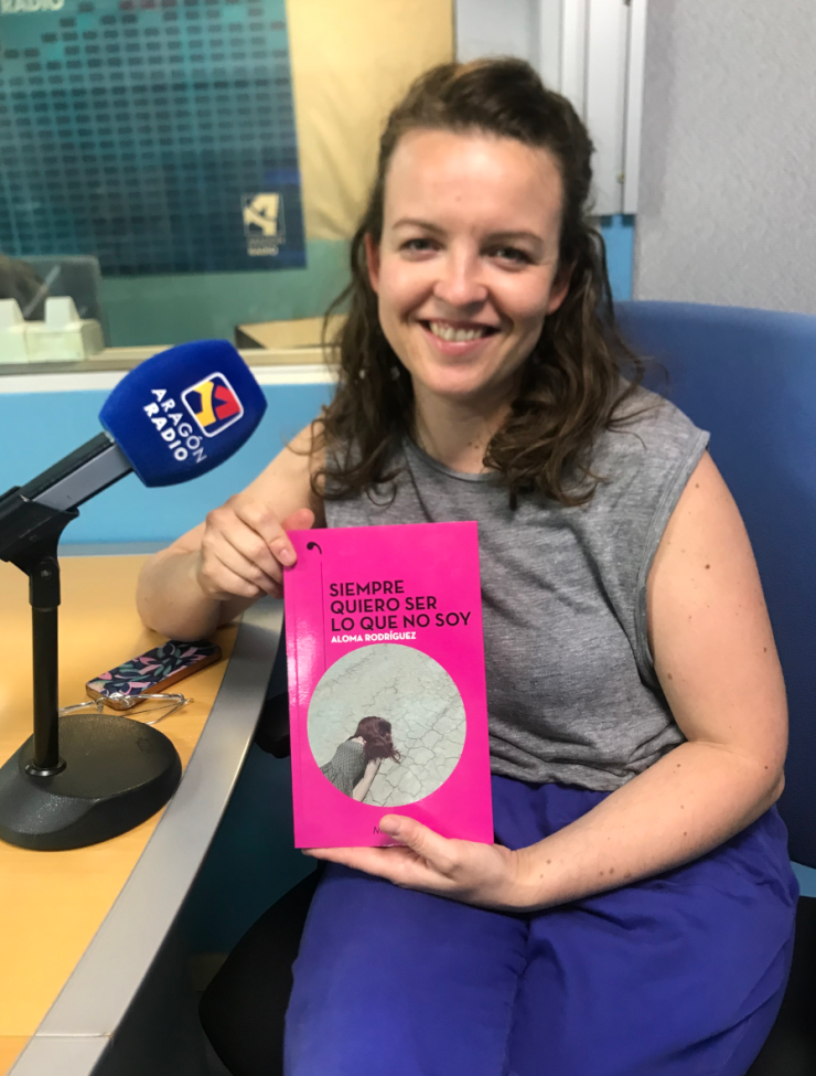 Entrevista a Aloma Rodríguez en Aragón Radio junto a su obra "Siempre quiero ser lo que no soy"