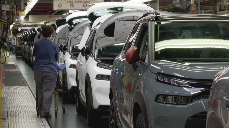 La caída de la producción en el sector del automóvil por la falta de semiconductores es una de las causas del descenso de las exportaciones en octubre.
