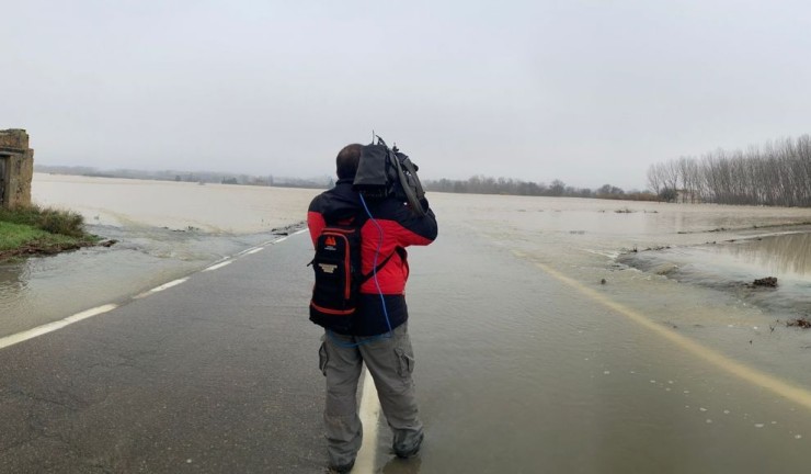 Imágenes de archivo de un cámara grabando la última riada extraordinaria del Ebro, el pasado diciembre.