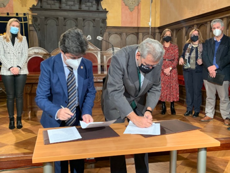 El alcalde de Huesca, Luis Felipe, y el rector, José Antonio Mayoral, firman el convenio.