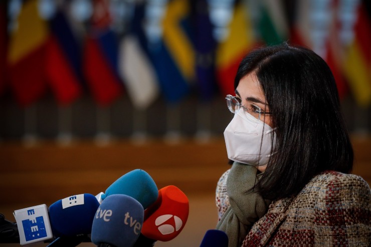 La ministra de Sanidad, Carolina Darias, respondiendo a los medios de comunicación en Bruselas. /Foto: EFE