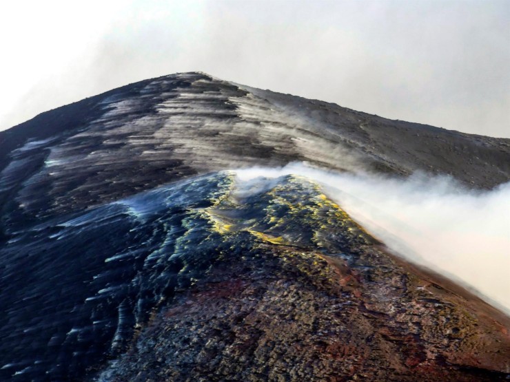Los centros de emisión de lava del cono principal del volcán de Cumbre Vieja se encuentran muy poco activos según ha informado este viernes el Pevolca. (EFE/Miguel Calero).