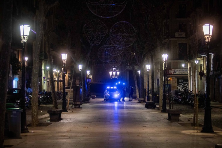 Una céntrica calle barcelonesa vacía después del toque de queda en la ciudad, la pasada Nochebuena. (Kike Rincon/Europa Press).