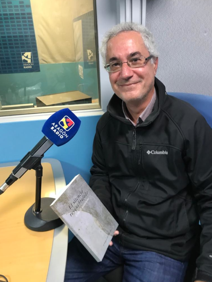 Entrevista a Carlos Manzano en Aragón Radio, dónde nos presenta su obra "El silencio resquebrajado"