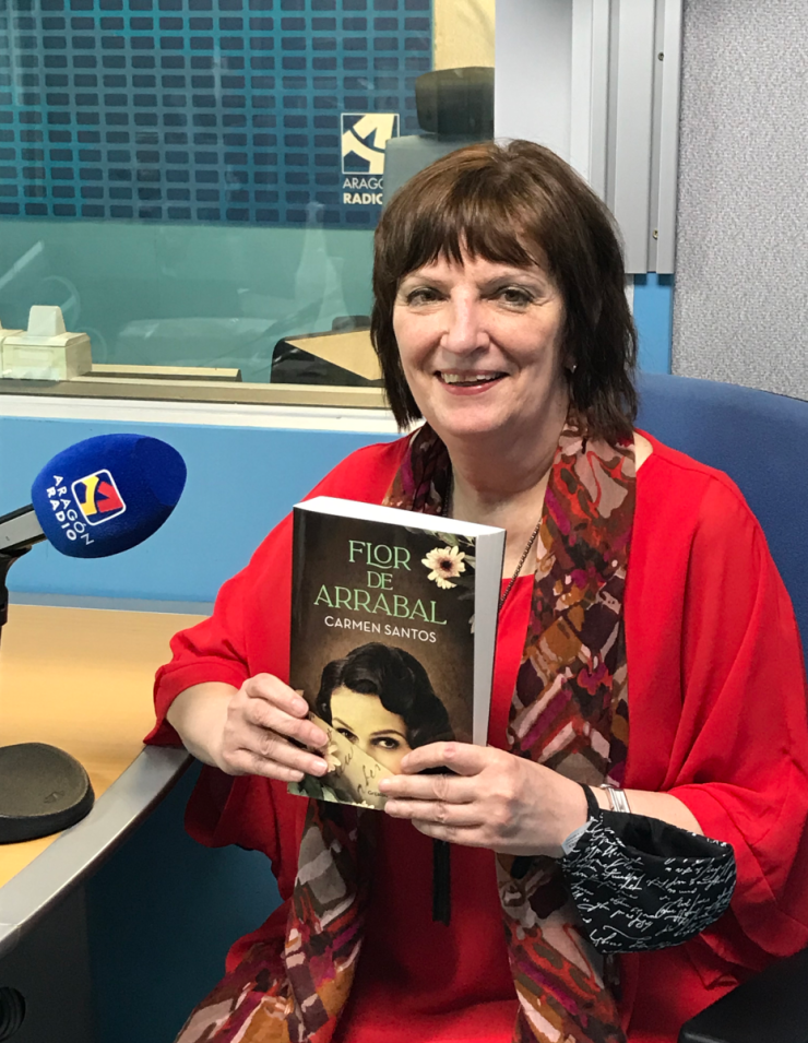 Entrevista a Carmen Santos en Aragón Radio junto a su novela "Flor de Arrabal"