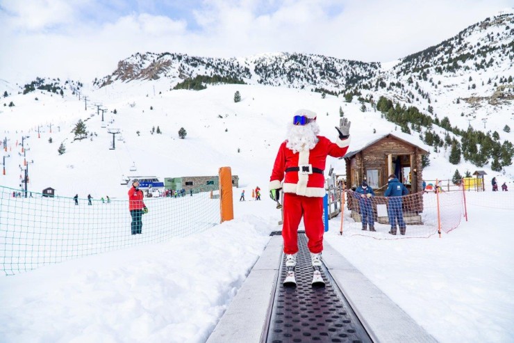 Papá Noel se desliza por las pistas de esquí de Aramón. / Aramón.