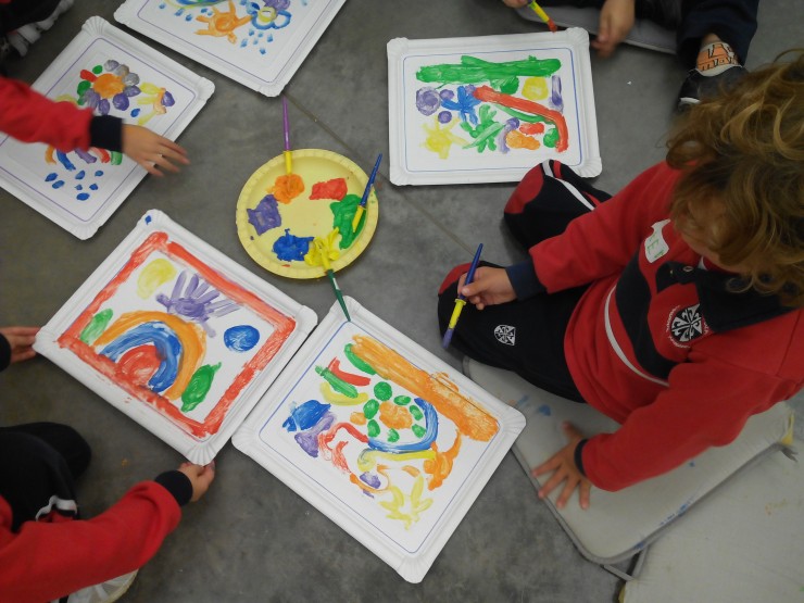 Varios niños pintan con acuarelas (Gobierno de Aragón).