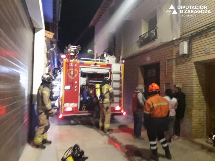 Bomberos de la DPZ trabajan en la extinción de un incendio en una vivienda de Terrer (Zaragoza). / DPZ