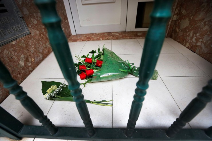 Flores en la entrada de la vivienda de la mujer que ha aparecido asesinada. (Foto: EFE)