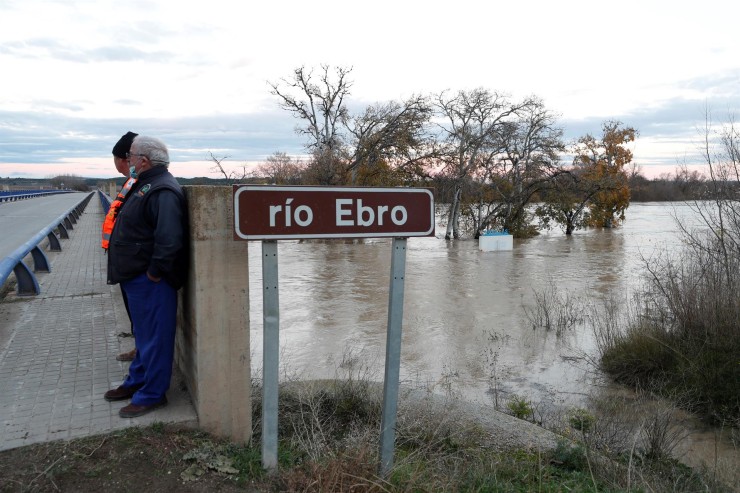 Efectivos de la Unidad Militar de Emergencias (UME) trabajan para afrontar la crecida extraordinaria del río Ebro en la localidad zaragozana de Novillas, que se espera que llegue a la Comunidad de Aragón a partir de mañana. (EFE/ Javier Cebollada).
