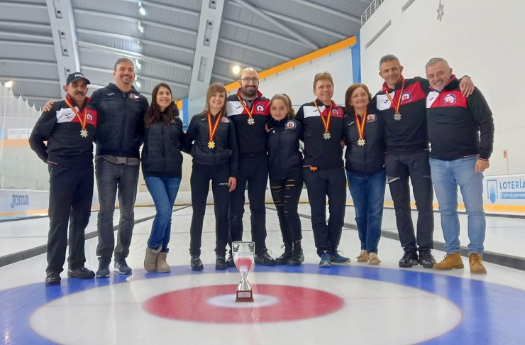 El equipo del Curling Club Hielo Jaca posa con su medalla de plata.