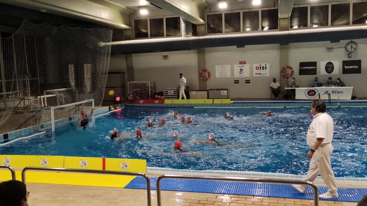 Una imagen del encuentro disputado este sábado en la piscina de Bomberos.