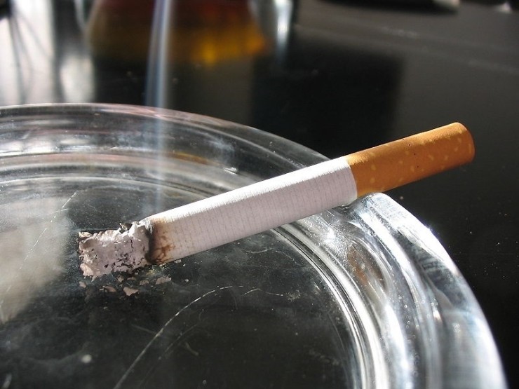Cigarrillo en un cenicero.